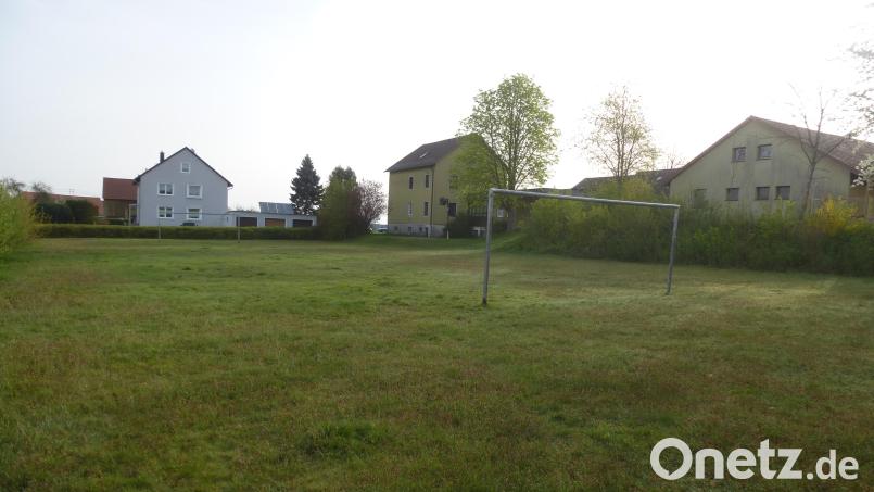 Hier entsteht in Holzbauweise die dreigruppige Kita St. Martin in Kaltenbrunn mit Gesamtkosten von 4,23 Millionen Euro. Baustart ist im Juni. Heuer werden 2,1 Millionen Euro aufgewendet, davon sind 735.000 Euro Förderung. Nach Fertigstellung werden der alte Kiga und das Jugendhaus (im Hintergrund rechts) abgebrochen. Bild: bk