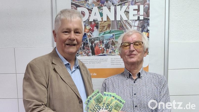 Erster Vorsitzender der Tafel Amberg Bernhard Saurenbach (rechts) bedankte sich bei Reinhold Strobl für die Spende. Bild: Anette Velis