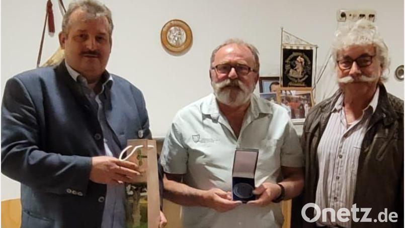Bürgermeister Reinhard Kreuzer (links) und Stadtrat Karl Schwarz (rechts) gratulieren dem ehemaligen Stadtrat Richard Bauer zum 70. Geburtstag. Bild: Stadt Schönsee