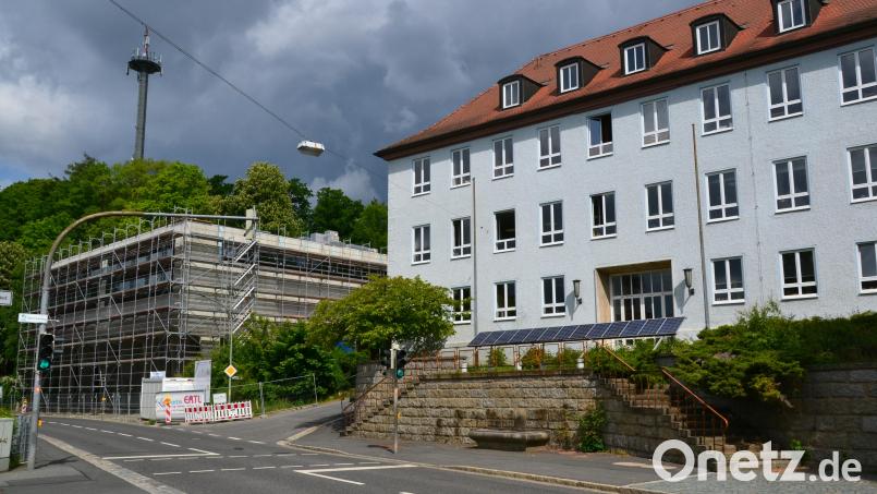 Die Sanierung der Johann-Andreas-Schmeller-Mittelschule stand am Mittwoch auf der Tagesordnung im Stadtrat. Unter anderem soll zwischen der neuen Zweifachturnhalle (links) und dem Schulgebäude eine Erweiterung mit Verbindungsbrücke gebaut werden, die einen barrierefreien Zugang ermöglichen soll. Bild: Thorsten Schreiber