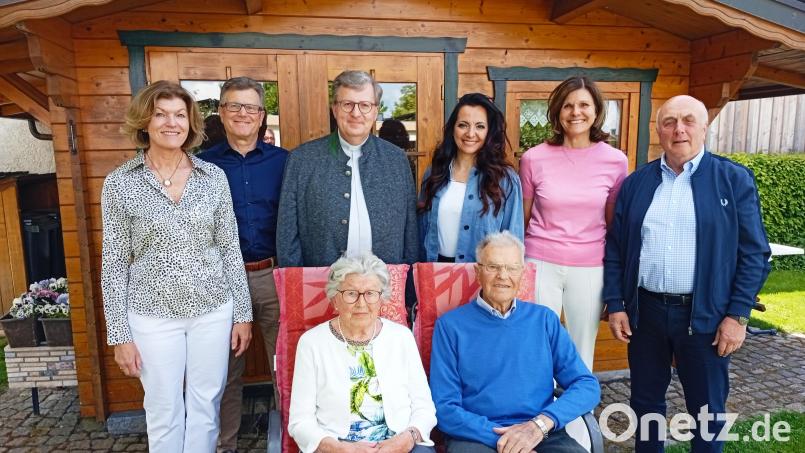 Das Jubelpaar Anna und Alois Keck (vorne sitzend) mit Tochter Karin, Sohn Helmut, Stadtpfarrer Bernd Philipp, Bürgermeisterin Margit Bayer, Tochter Waltraud und dem Seniorenbeauftragten Gerhard Weber. (hinten, von links). Bild: fpoz