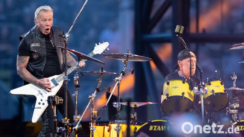 James Hetfield (l), Sänger und Gitarrist, und Lars Ulrich, Schlagzeuger, von der US-Metal-Band Metallica stehen im Münchner Olympiastadion auf der Bühne. Bild: Sven Hoppe/dpa