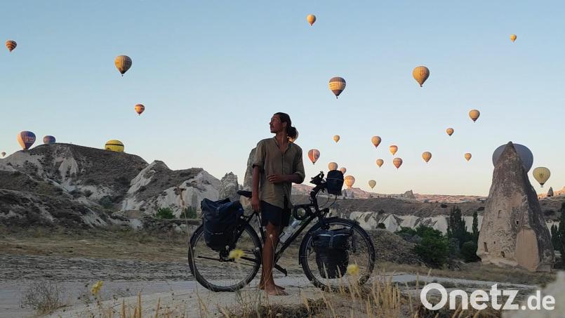 In Kappadokien (Türkei) staunt Hannes Zimmet über die Ballonfahrer, die dort weniger beschwerlich reisen als ein Radler. Bild: Hannes Zimmet/exb