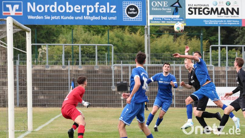 Gefahr vor dem Parsberger Tor, aber die Angreifer der SpVgg SV Weiden II bringen den Ball nicht über die Linie. Bild: Dieter Jäschke