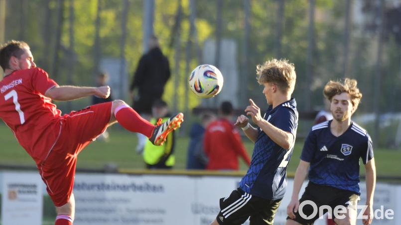 Die Kicker des SV Etzenricht (rechts/Szene aus einem früheren Spiel) steigen in die Kreisklasse auf. Bild: Hubert Ziegler