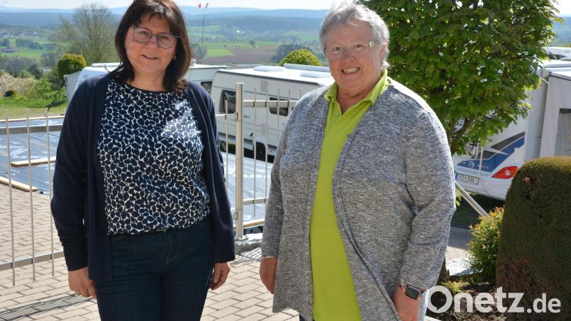 Seit 2001 stand Gerlinde Lang (rechts) an der Spitze des Tourismusfördervereins der VG Mitterteich, der jetzt mehrheitlich die Vereinsauflösung beschloss. Unterstützung fand sie immer bei Gabi Bleistein, der Leiterin der Tourist-Info der VG, die seit 1999 dabei war. Beide galten als Dreamteam des Tourismus. Bild: jr