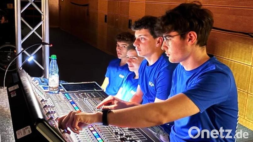 Bastian Nagler, Luis Graf, Vincent Walbrun und Dominik Kramer (von rechts) begleiten konzentriert das Programm „Apropos“ von Gerhard Polt und den Well-Brüdern. Bild: lg