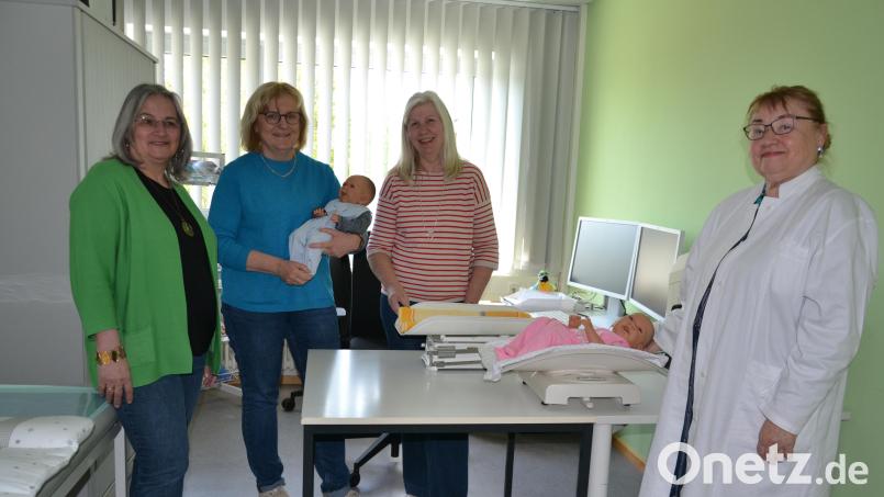 Sie helfen Eltern in vielen Fragen weiter: Das Team um Dr. Ingrid Peterhans-Breininger (von rechts) mit den Fachberaterinnen für Sozialmedizin Elisabeth Döllinger und Martina Schmid sowie Sozialpädagogin Gisela Worf im Beratungszimmer des Gesundheitsamtes. Bild: as