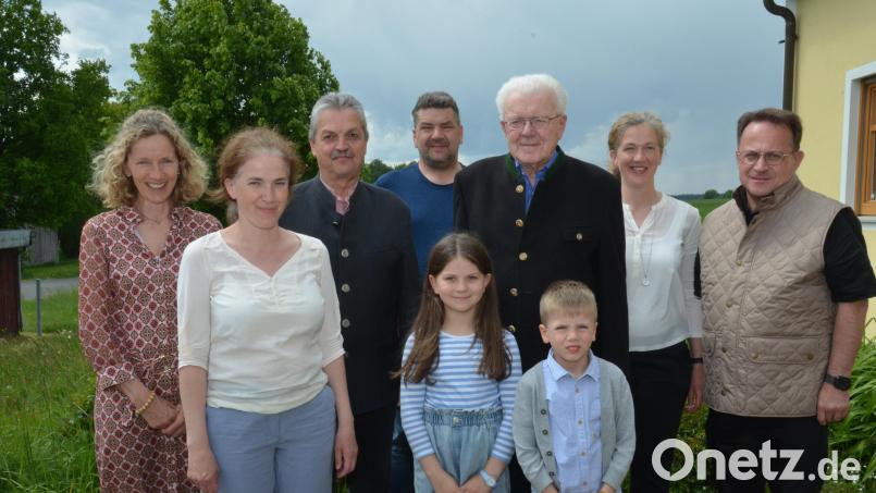 Johann Wittmann (Dritter von rechts) feierte seinen 90. Geburtstag. Zwei seiner Enkel, Teresa und Emil, durften bereits mitfeiern, als die ersten Gäste mit Bürgermeister Andreas Wutzlhofer (Dritter von links) und Dekan Alexander Hösl (rechts) eintrafen. Gefeiert wird erst am Wochenende groß im Kreis seiner Kinder mit Familien. Bild: dob