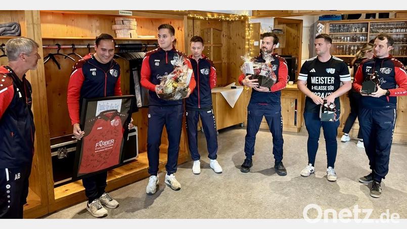 Es gab Geschenke beim Empfang und dem Eintrag in das Goldene Buch der Gemeinde Freudenberg für die Spieler der SG Paulsdorf/Freudenberg anlässlich ihres Wiederaufstiegs in die Kreisklasse. Bild: Johanna Nübler