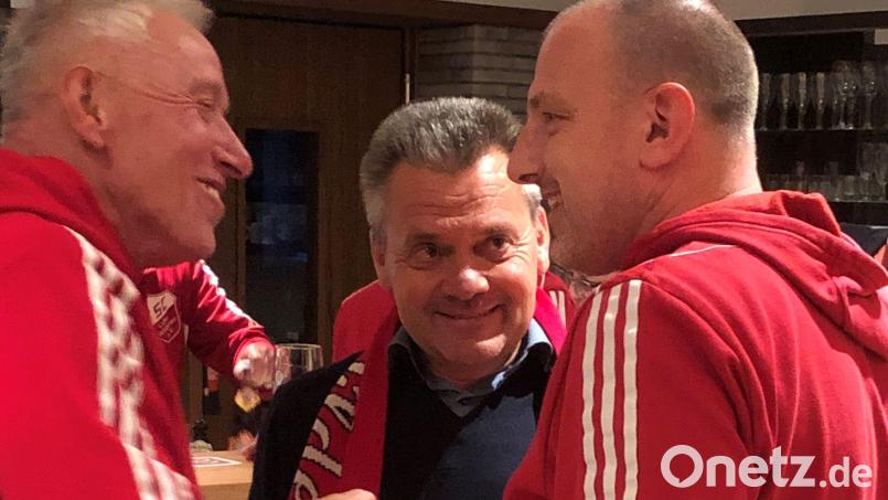 &quot;Hut ab&quot; – Manni Schwabl lobte den SC Luhe-Wildenau. Bild: Alfred Schwarzmeier