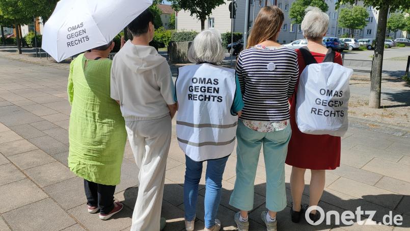 Seit Februar ist die Initiative &quot;Omas gegen Rechts&quot; auch in Weiden aktiv. Bild: ald