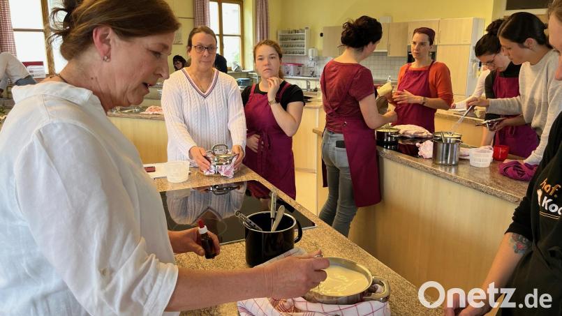 Beate Frankl erklärt, wie vorsichtig oder gefühlvoll das Lab zum Gerinnen eingerührt wird. Bild: ihl