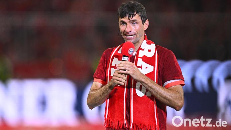Der letzte Spaßvogel: Thomas Müller als Stand-Up-Comedian nach seinem letzten Spiel für die Bayern in der heimischen Arena. Bild: Tom Weller/dpa