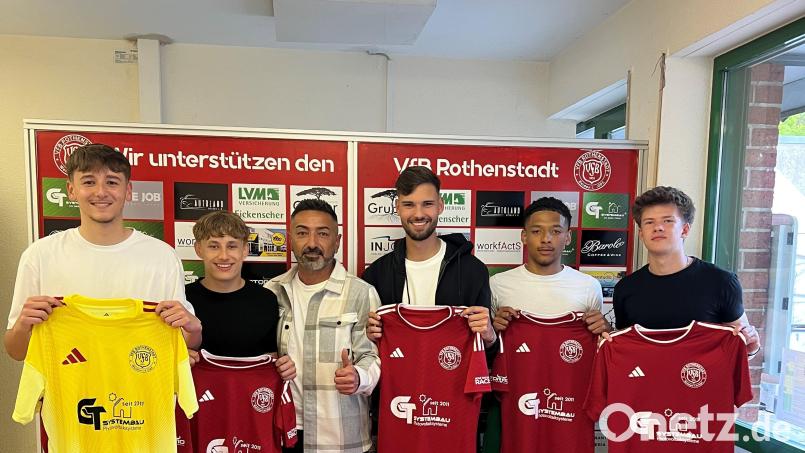 Hakan Boztepe (Dritter von links), präsentiert seine Neuzugänge: Paul Fischer, Eduard Baumbach, Noel Scheler, Matthew Carswell und Illia Podhorny. Bild: VfB Rothenstadt