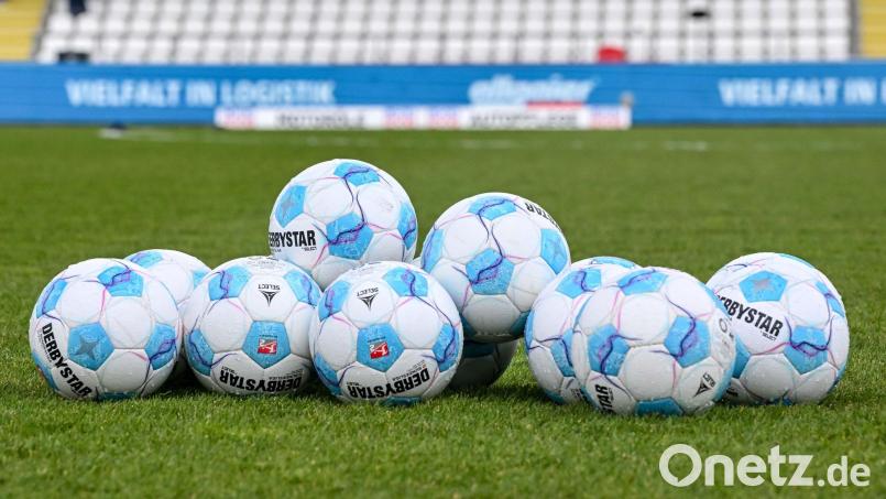 Nach dem Klassenerhalt in der Bayernliga Nord verabschieden sich elf Spieler vom SSV Jahn Regensburg II. Symbolbild: Harry Langer/dpa