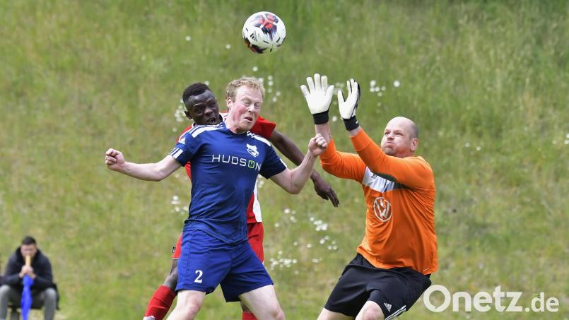 Die DJK Ebnath verlor ihre erste Relegationspartie gegen Inter Bergsteig Amberg II. In dieser Szene klärt Torhüter Manuel Schmid eine brenzlige Situation. Nun muss man am Samstag gegen den TSV Kastl gewinnen, sonst ist der A-Klassen-Abstieg perfekt. Bild: Hubert Ziegler