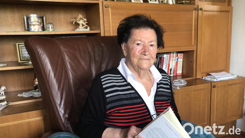 Maria Härtl feierte vor wenigen Tagen ihren 90. Geburtstag. Das Buch über ihre Heimat in Spanien, in dem sie blättert, ist ein Geschenk zum runden Jubiläum. Bild: wro