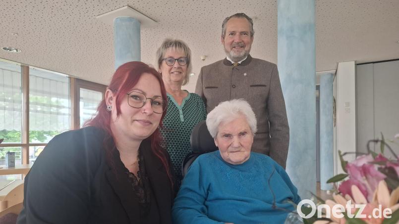 Frieda Bernklau feierte ihren 85. Geburtstag. Gemeinsam mit Tochter Christine Lorenz (hinten links) und Enkelin Kathrin Lorenz (vorne links) gratulierte auch der Nabburger Bürgermeister Frank Zeitler. Bild: jua