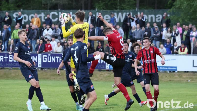 Unterhachings Torhüter Lars Martini (Mitte) schnappt sich den Ball vor dem Luhe-Wildenauer Nico Argauer. Mit einem 0:0 aus dem Hinspiel tritt der SC Luhe-Wildenau am Samstag bei der SpVgg Unterhaching II an. Bild: Dieter Jäschke