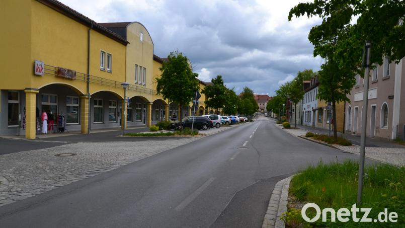 Die Tirschenreuther Einkaufs-Oase (links) soll einen großflächigen Non-Food-Discountmarkt in der ehemaligen Pfennigpfeiffer-Filiale bekommen. Der Stadtrat erteilte dem Bauantrag der W.I.V. Exclusivbau Bauträger GmbH aus Weiden das gemeindliche Einvernehmen. Im Gremium gab es allerdings auch Bedenken, dass die Entscheidung Konsequenzen für die weitere Gestaltung des gesamten Areals entlang der Bahnhofstraße haben könnte. Bild: Thorsten Schreiber