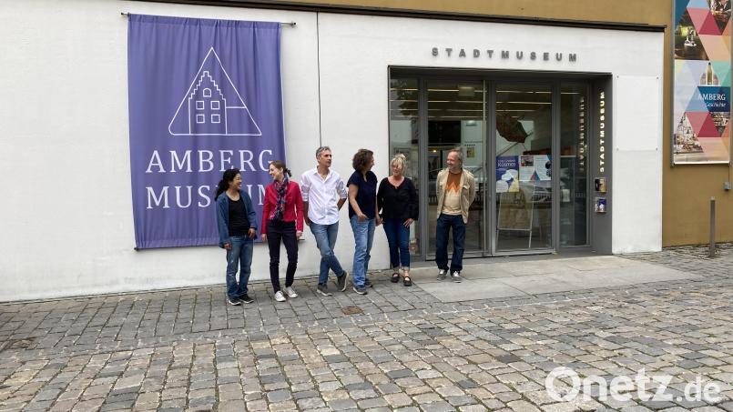 Vor Ort präsentierten Erika Wakayama, Julia Riß, Marcus Trepesch, Heike Lepke, Hanna Regina Uber und Johann Sturcz (von links) ihre Pläne für das 13. Amberger Kunstsymposium &quot;SYMUSEUM&quot; im Stadtmuseum Amberg. Bild: aks