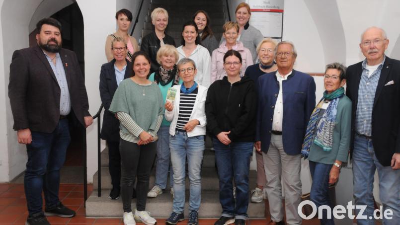 Mit Bürgermeister Stefan Frank (links) und den Meine-Organisatoren (rechts) freuten sich die Vertreterinnen der Kindergärten über den Zuschuss. Bild: ge