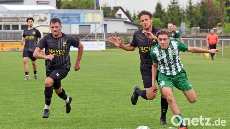 Alexander Dylda (rechts) und der SV Mitterteich müssen gegen die SpVgg Bayreuth II mit mindestes zwei Toren Abstand gewinnen, um die Klasse zu halten. Bild: gb
