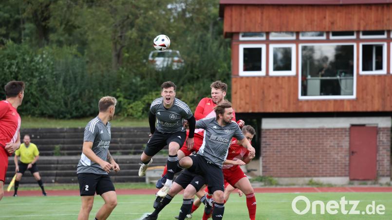 Für die SV TuS/DJK Grafenwöhr (graue Trikots, Szene aus einem früheren Spiel) ist der Gang in die Kreisliga nach der Niederlage gegen den FC Pielenhofen besiegelt. Archivbild: Dieter Jäschke