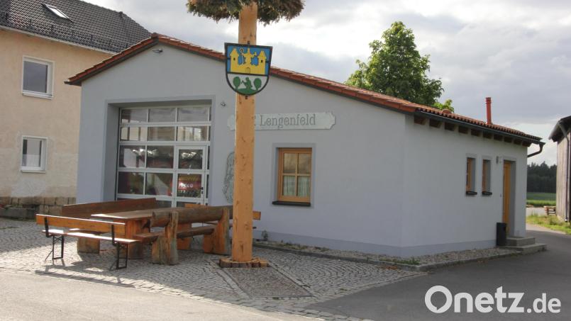 Der Stolz der Feuerwehr Lengenfeld ist ihr Feuerwehrgerätehaus, das vor genau 20 Jahren nach einer Sanierung und Erweiterung eingeweiht wurde. Der stattliche Maibaum im Vordergrund wird beim Fest verlost. Bild: kro