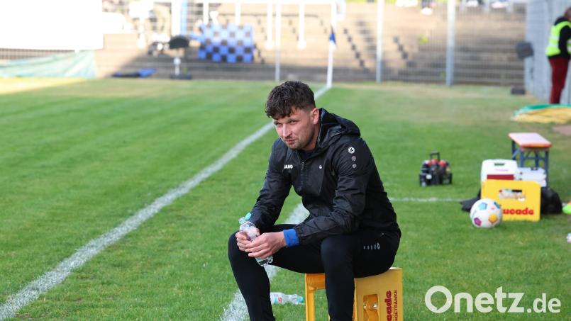 Da muss Josef Rodler erst mal schlucken: Für das Rückspiel in Parsberg ist der Trainer der SpVgg SV Weiden II wegen einer Roten Karte gesperrt. Sein Vater Klaus übernimmt die Aufgabe. Bild: Dieter Jäschke
