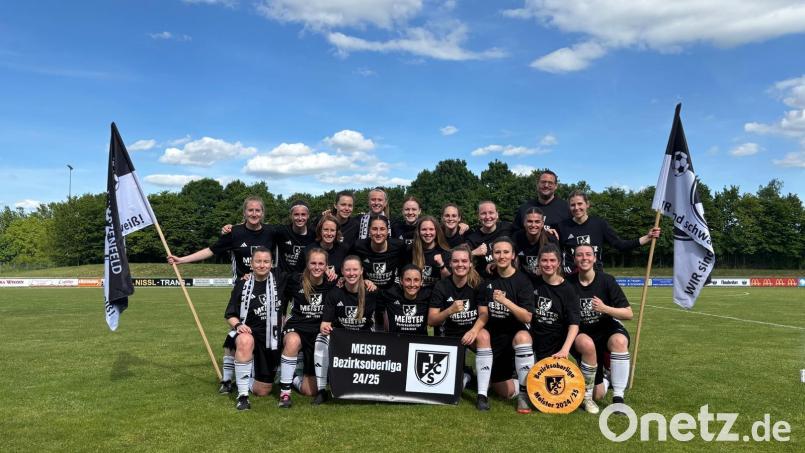 Da ist das Ding. Nach vier Jahren in der Bezirksoberliga verabschieden sich die Frauen des 1. FC Schwarzenfeld in die Landesliga. Bild: Matthias Kurz