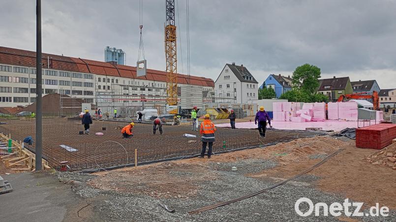 Das ehemalige Bürgerbräugelände verändert sich. Die Bauarbeiten für den Neubau der Weidener Dienststelle des Landesamtes für Finanzen gehen zügig voran, auch wenn Finanzminister Albert Füracker erst am Donnerstag den offiziellen Startschuss gab. Bild: Stephanie Hladik