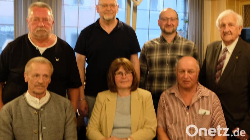Die Gesamtverwaltung nach den Ergänzungswahlen. Stehend von links: Jochen Zuber, Peter Girke, Thomas Stetter und Fred Lehner. Sitzend von links: Walter Wirth, Marika Mauerer und Siegfried Schell. Bild: Petra Schaller