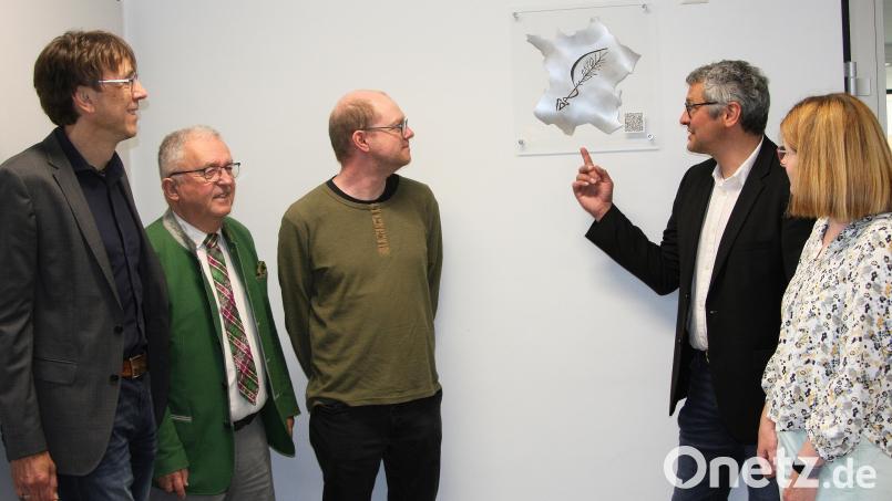 Von links: Schulleiter Thomas Metzler, Bürgermeister Toni Dutz, Dr. Matthias Rittner, Uwe Heider und Sonja Sczech lassen sich die Ausstellungsstücke und auch den Gebrauch der QR-Codes an den Bildern näher erklären. Bild: wro
