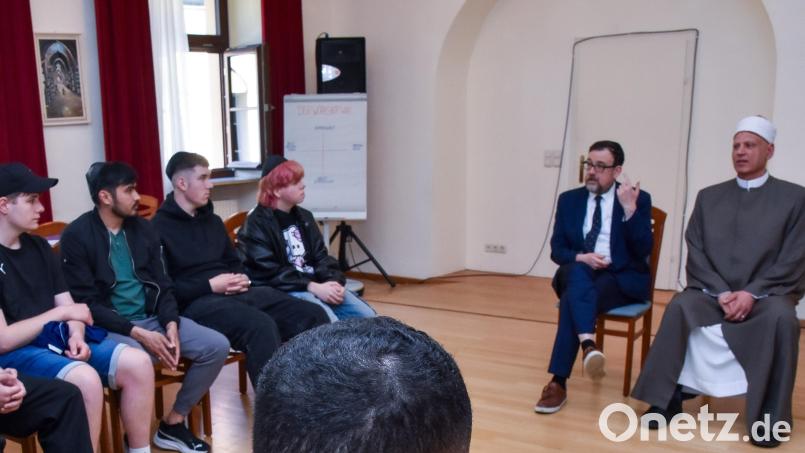Jüdisch-islamischer Dialog in den Räumen der Israelitischen Kultusgemeinde an der Salzgasse in Amberg: Imam Maher Khedr und Rabbiner Elias Dray (von rechts) leiteten den Workshop für Berufsschüler aus Sulzbach-Rosenberg. Bild: Stephan Huber