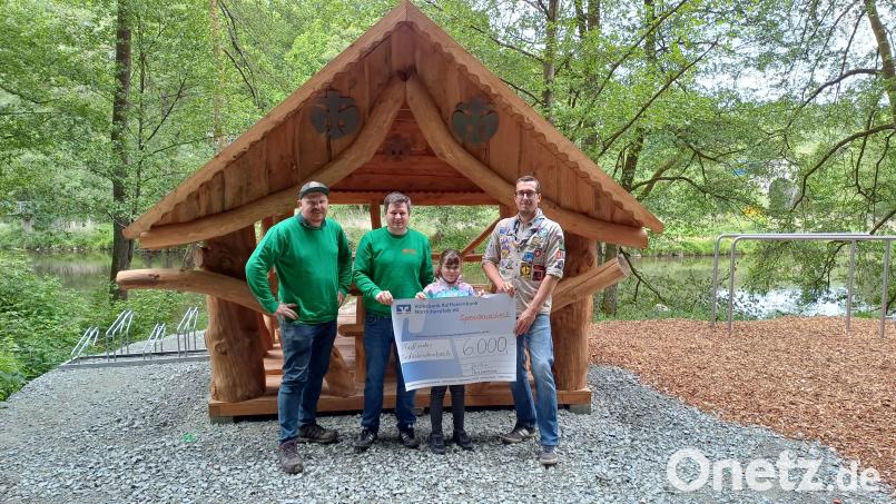 Peter, Felix und Flora Punzmann (von links) übergeben den Scheck in Höhe von 6000 Euro an Johannes Sperber. Bild: Stefan Gierisch/exb