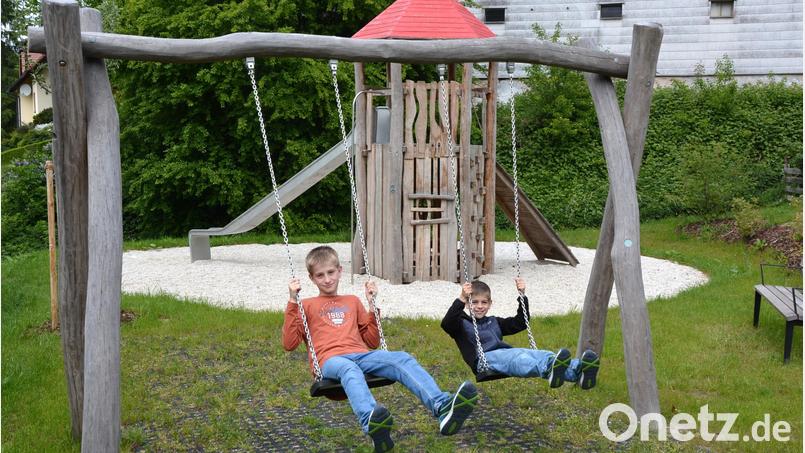 Der 13-jährige Max (links) und der 11-jährige Johannes nutzen bereits die neuen Spielgeräte am Leonberger Spielplatz. Bild: jr