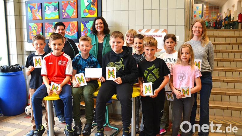 Die Kommunionkinder mit Gemeindereferentin Barbara Schlosser, Andrea Winkler-Wilfurth und der Klassenlehrerin Sophie-Marie Högl (von links) bei der Spendenübergabe. Bild: fdl