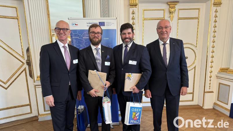 Von links: Regierungspräsident Walter Jonas, stv. Bezirkshauptmann Martin Rybár, stv. Bezirkshauptmann Jan Bozděch und Bezirkstagspräsident Franz Löffler. Bild: Regierung der Oberpfalz/Kammermeier/exb