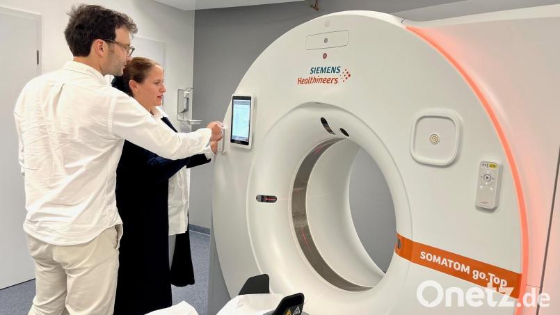 Dr. Markus Rechl und Dr. Silvia Kruz vor einem der neuen Geräte am radiologisch-nuklearmedizinischen Zentrum (RNZ) Nordoberpfalz. Bild: Gabi Schönberger