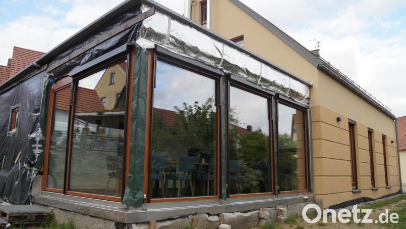 Der Wintergarten, der mit viel Eigenleistung an das Bürgercafe angebaut wurde, steht kurz vor der Vollendung Bild: wel