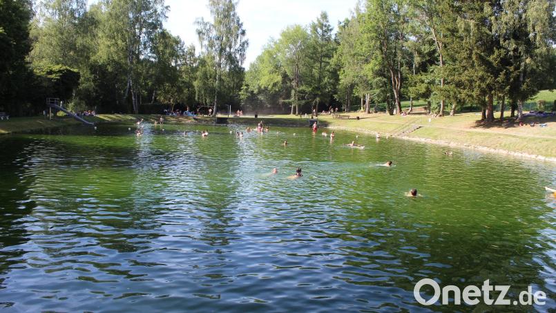 An heißen Tagen suchen viele Besucher Abkühlung im Ebnather Freibad. Archivbild: soj