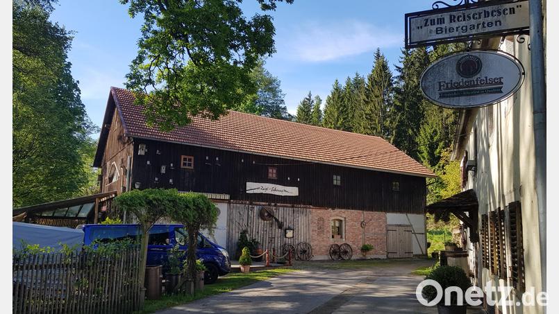 Der Biergarten &quot;Zum Reiserbesen&quot; war vor allem für Fahrradfahrer ein Einkehrtipp. Auf der anderen Seite der Straße führt der Fichtelnaab-Radweg vorbei. Bild: Wolfgang Benkhardt