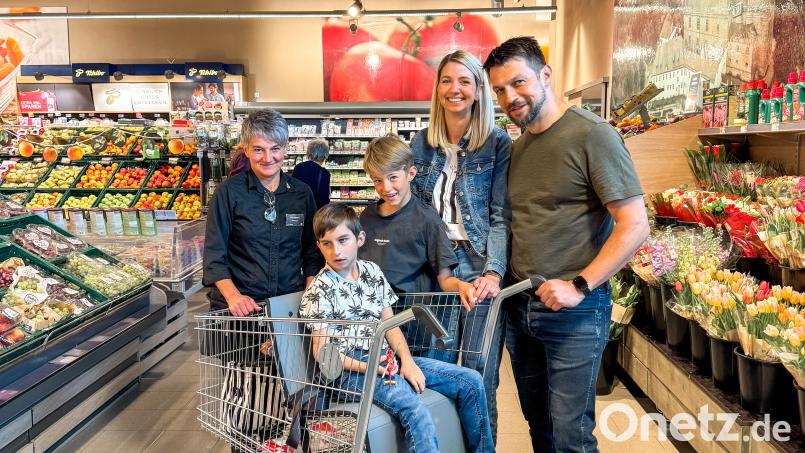 Franz ist jetzt auch beim Einkaufen sicher. Edeka Wismeth in Amberg hat einen extra Einkaufswagen für Menschen angeschafft, die sitzend durch den Supermarkt geschoben werden müssen. Von links Signore Wittmann (Edeka), Franz, Xaver, Lisa und Marco Schuh. Bild: Lisa Schuh