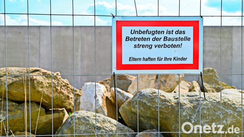 Hinter der rund einen Kilometer langen Gefängnismauer sollen heuer, weitgehend von außen nicht sichtbar, die Gefängnisgebäude der Marktredwitzer Haftanstalt gebaut werden. Bild: Florian Miedl