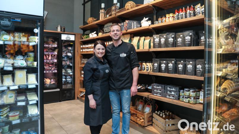 Nadja (35) und Johannes Lotter (36) stehen mitten in der Genussbox – der neue Selbstbedienungsladen ihrer Metzgerei in Sulzbach-Rosenberg. Bild: Wolfgang Steinbacher