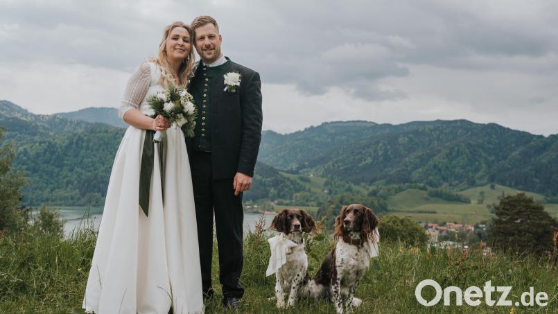 Sabrina Bittner aus Friedenfels und Tom Seitz aus Dürn/Breitenbrunn im Altmühltal gaben sich am Schliersee das Jawort. Bild: Chris Eberhardt/chriseberhardt.de/exb
