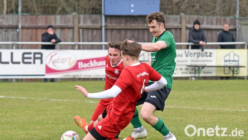 Die SpVgg Wiesau (rote Trikots, Szene vom 0:0 beim SV Mitterteich II) startet am Samstag mit der Partie beim ATV Höchstädt in die Relegation zur Kreisliga. Bild: Gebert
