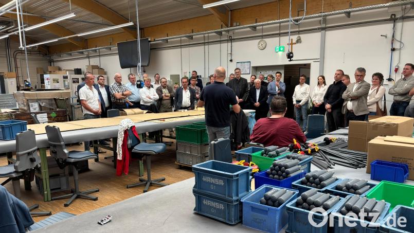 Am Rande ihrer Mitgliederversammlung besichtigten die Bürgermeister und Verwaltungsleiter die Naabwerkstätten in Oberviechtach, die als Musterbeispiel für Inklusion im Landkreis Schwandorf gelten. Bild: Richard Tischler